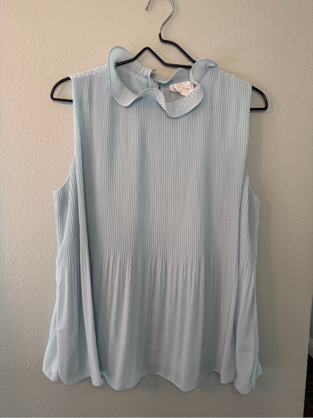 Dee Dee Pleated Sleeveless Blouse Light Blue Ruffle Collar Keyhole Back Size M